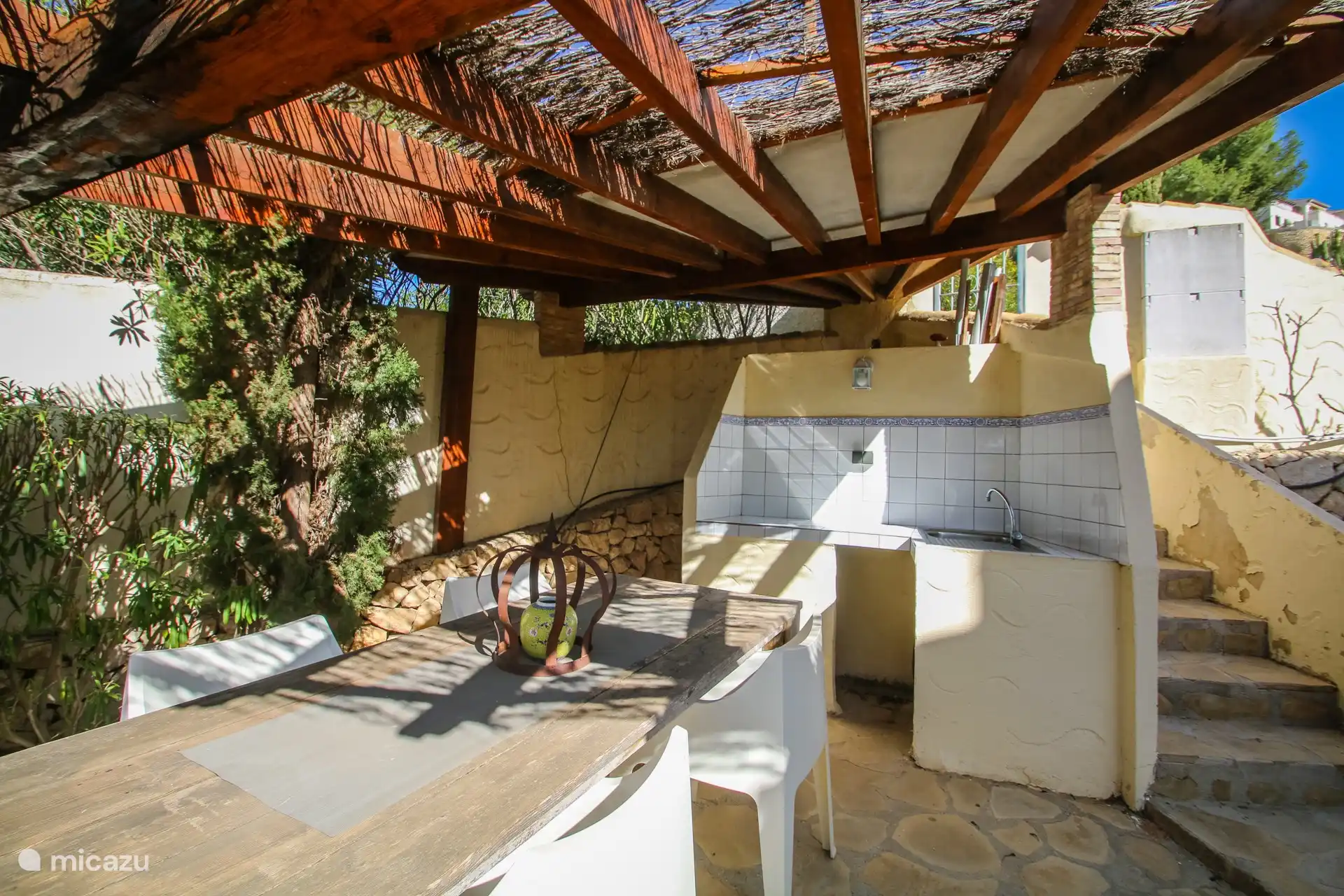 Gran jardín privado al aire libre con zona de estar y mesa de comedor con sillas - Apartamento vacacional Merluza en Moraira, Costa Blanca