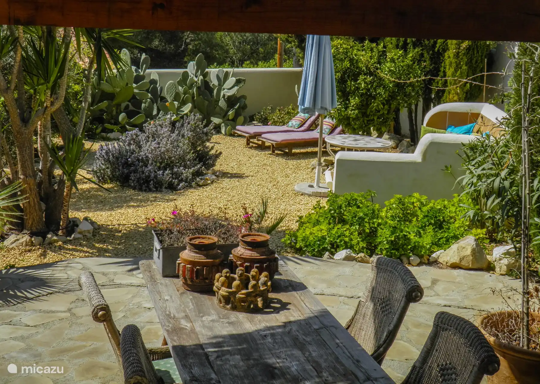 Gran jardín privado al aire libre con zona de estar y mesa de comedor con sillas - Apartamento vacacional Merluza en Moraira, Costa Blanca