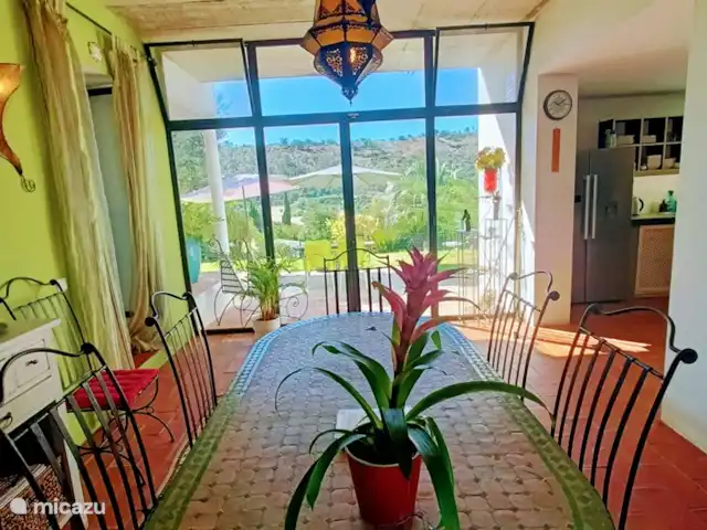 appartement huren in Portugal, Algarve, S.B. de Messines – Bungalow Zicht vanuit de keuken op de tropische tuin.