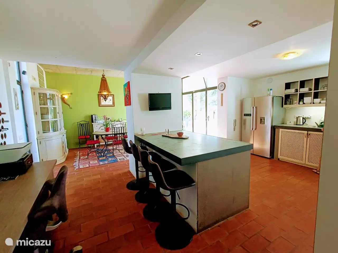 Overall view of the kitchen.