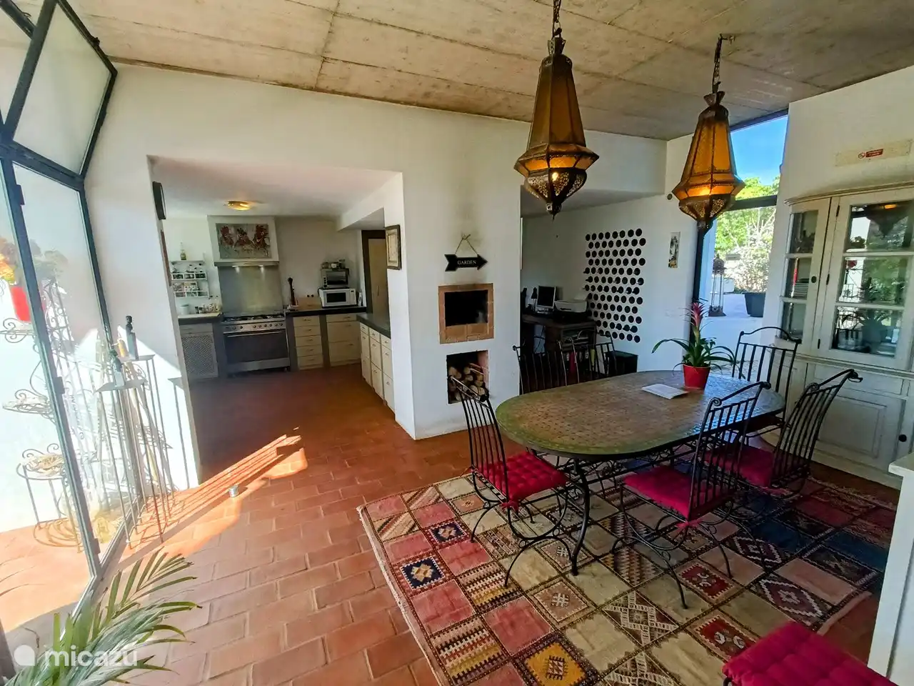 Overall view of the kitchen.