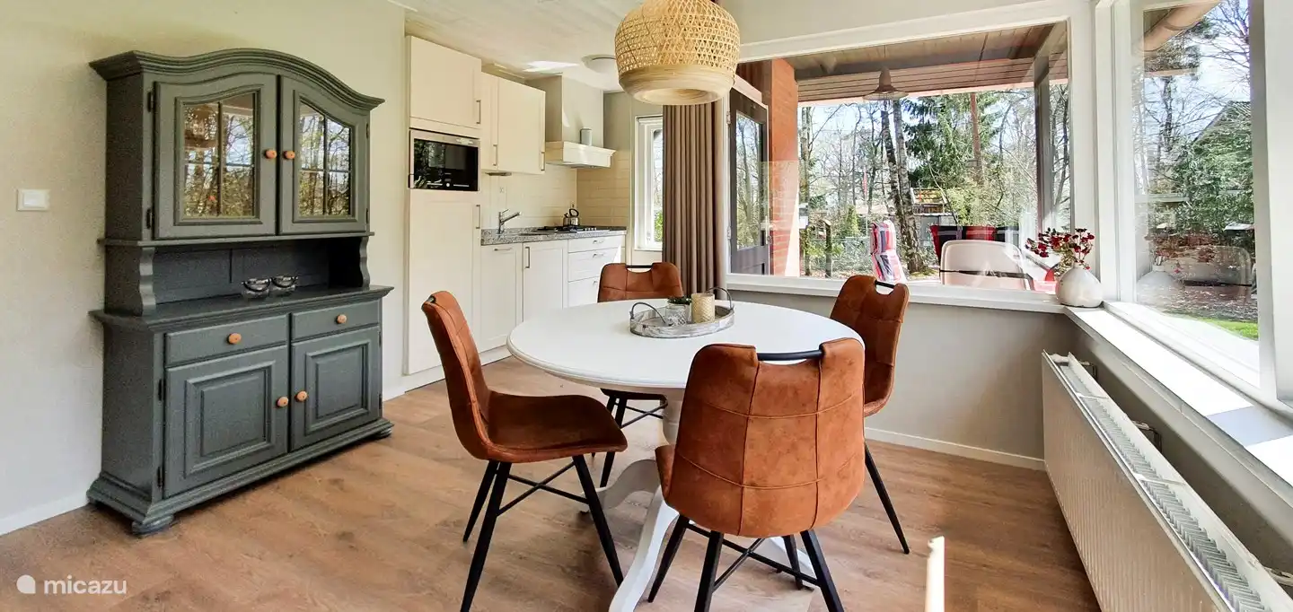 Der großzügige Essbereich mit Blick auf den Garten