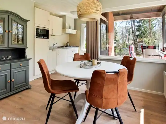La mésange bleue | Pays-Bas, Overijssel, Ootmarsum - bungalow Le coin repas spacieux, donnant sur le jardin