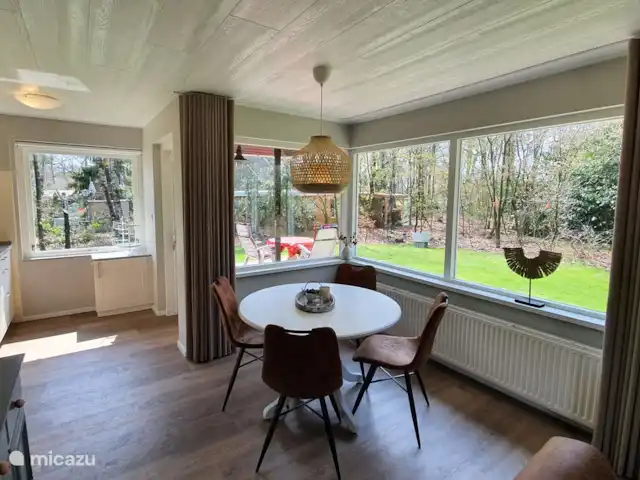 La mésange bleue | Pays-Bas, Overijssel, Ootmarsum - bungalow salle à manger