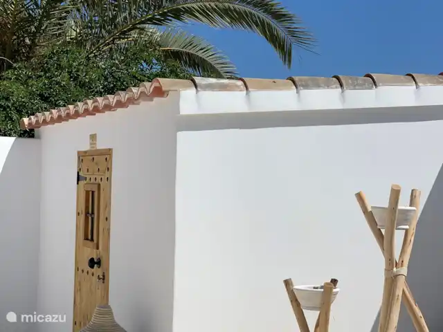 Villa Mero - Benissa Costa | Moraira | Espagne, Costa Blanca, Benissa - villa Espace piscine Villa Mero avec terrasse extérieure spacieuse, avec divers. coins salons, douche extérieure, toilettes séparées), suivi de la cuisine extérieure couverte avec barbecue à gaz et éclairage enchanteur