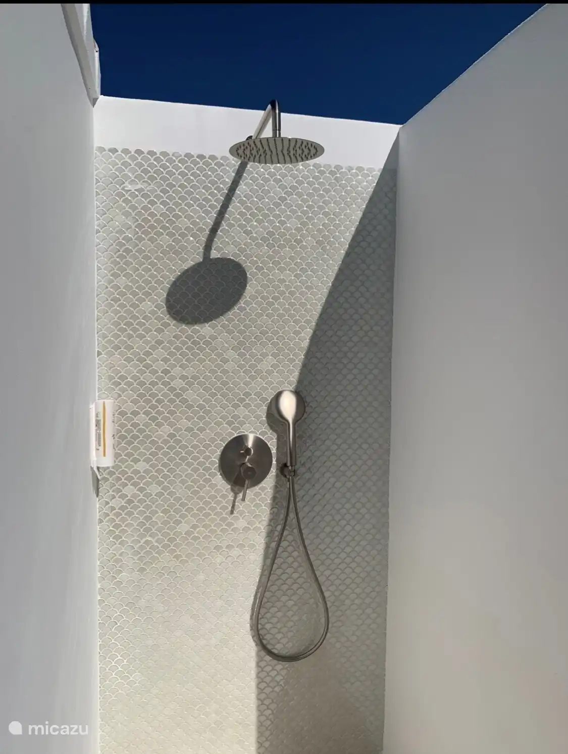 Villa Mero buitendouche. 
Tevens is er een separaat buitentoilet