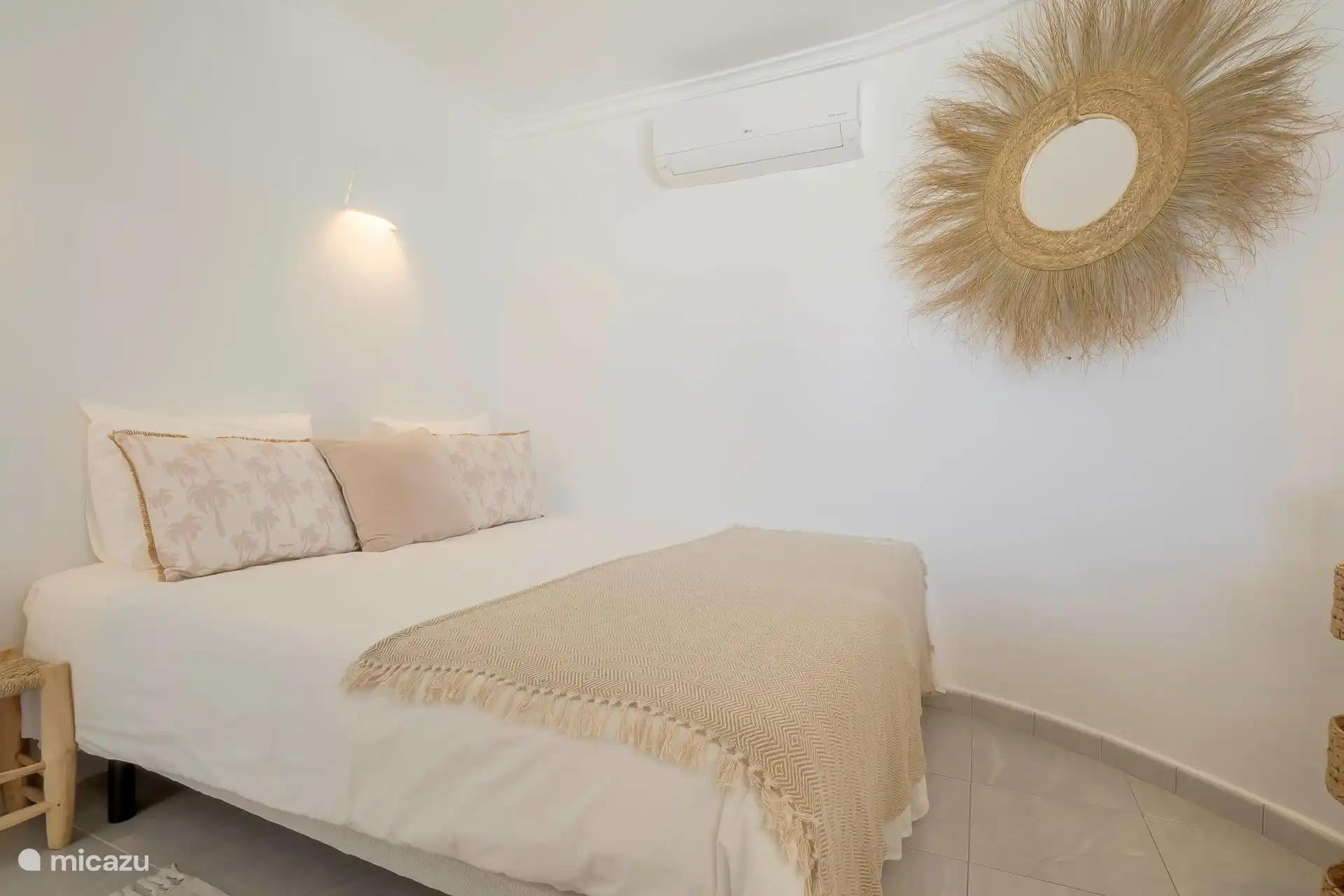 Slaapkamer #1, beneden. 
Met Riviera Maison dressboy en separate badkamer.