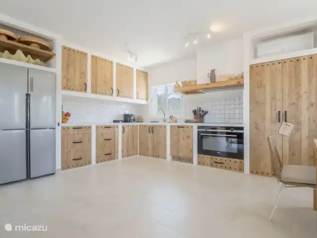 Villa Mero - Benissa Costa | Moraira | Espagne, Costa Blanca, Benissa - villa Cuisine de style ibicenco, à l'étage.
Avec grand réfrigérateur, lave-vaisselle, plaque à induction, four et nombreux rangements.