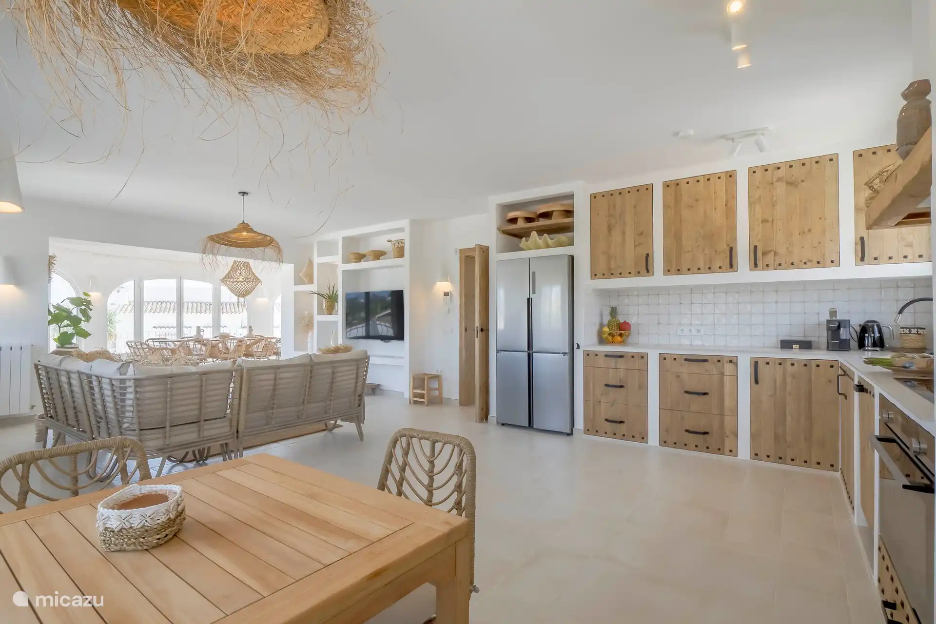 Villa Mero, keuken, living en naya.
Met aan alle kanten weids zicht: De zee, de markante rots van Calpe Peñon de Ifach, de golfbaan en omliggende omgeving.