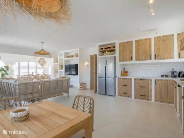 Villa Mero - Benissa Costa | Moraira | Espagne, Costa Blanca, Benissa - villa Villa Mero, cuisine, salon et naya.
Avec de larges vues de tous les côtés : la mer, le rocher saisissant de Calpe Peñon de Ifach, le terrain de golf et ses environs.