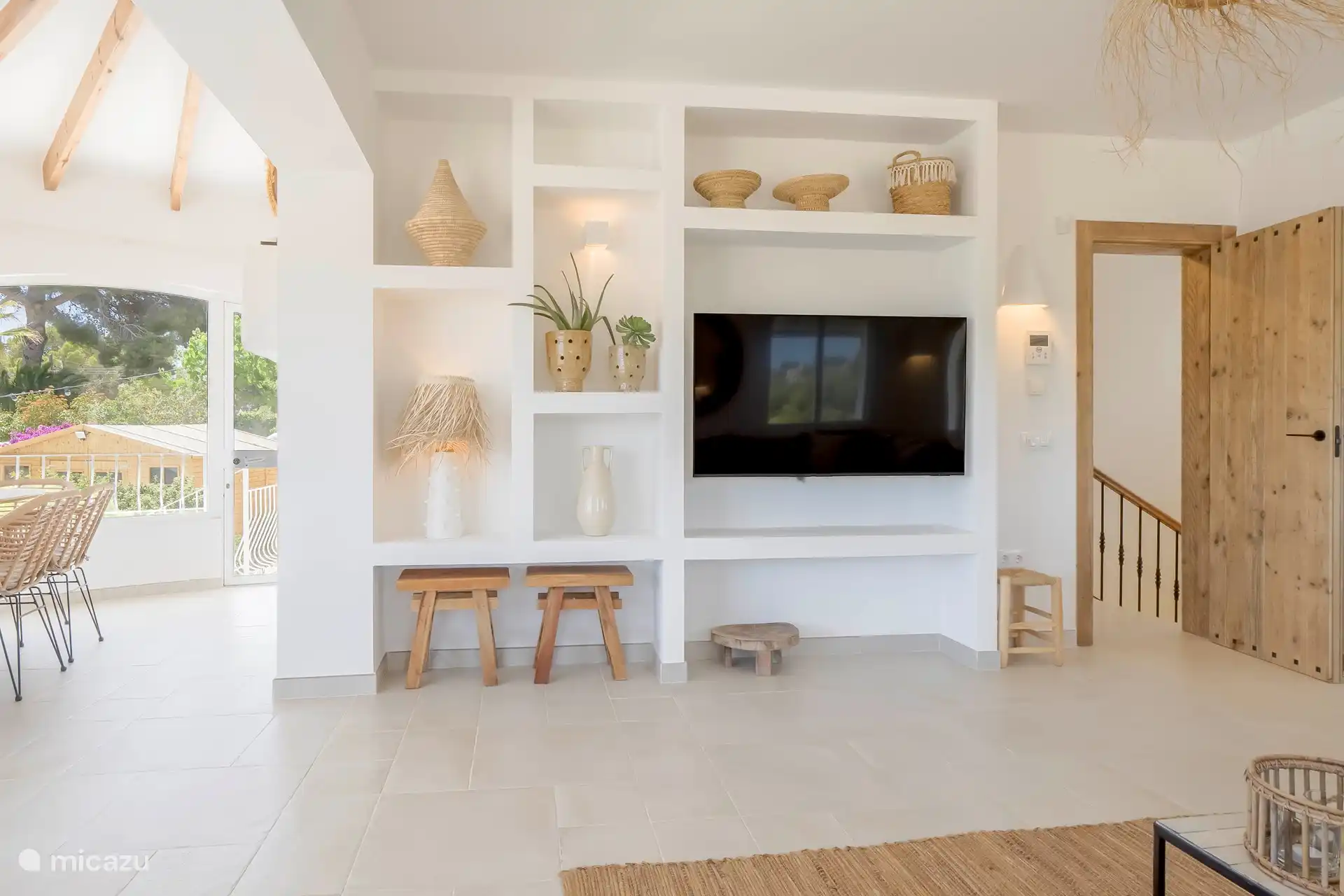 Vakkenkast in de fijne living. Vanuit de living aansluitend de naya, alwaar de eettafel en stoelen zich bevinden