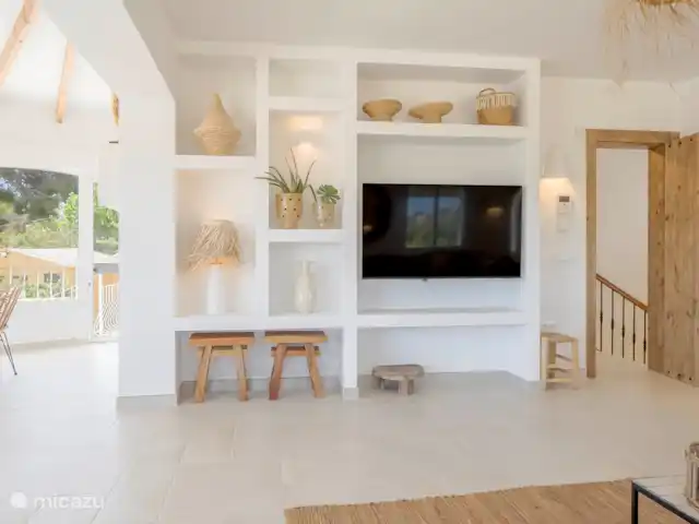Villa Mero - Benissa Costa | Moraira | Espagne, Costa Blanca, Benissa - villa Etagère dans le joli séjour. Depuis le salon, il y a la naya, où se trouvent la table à manger et les chaises.