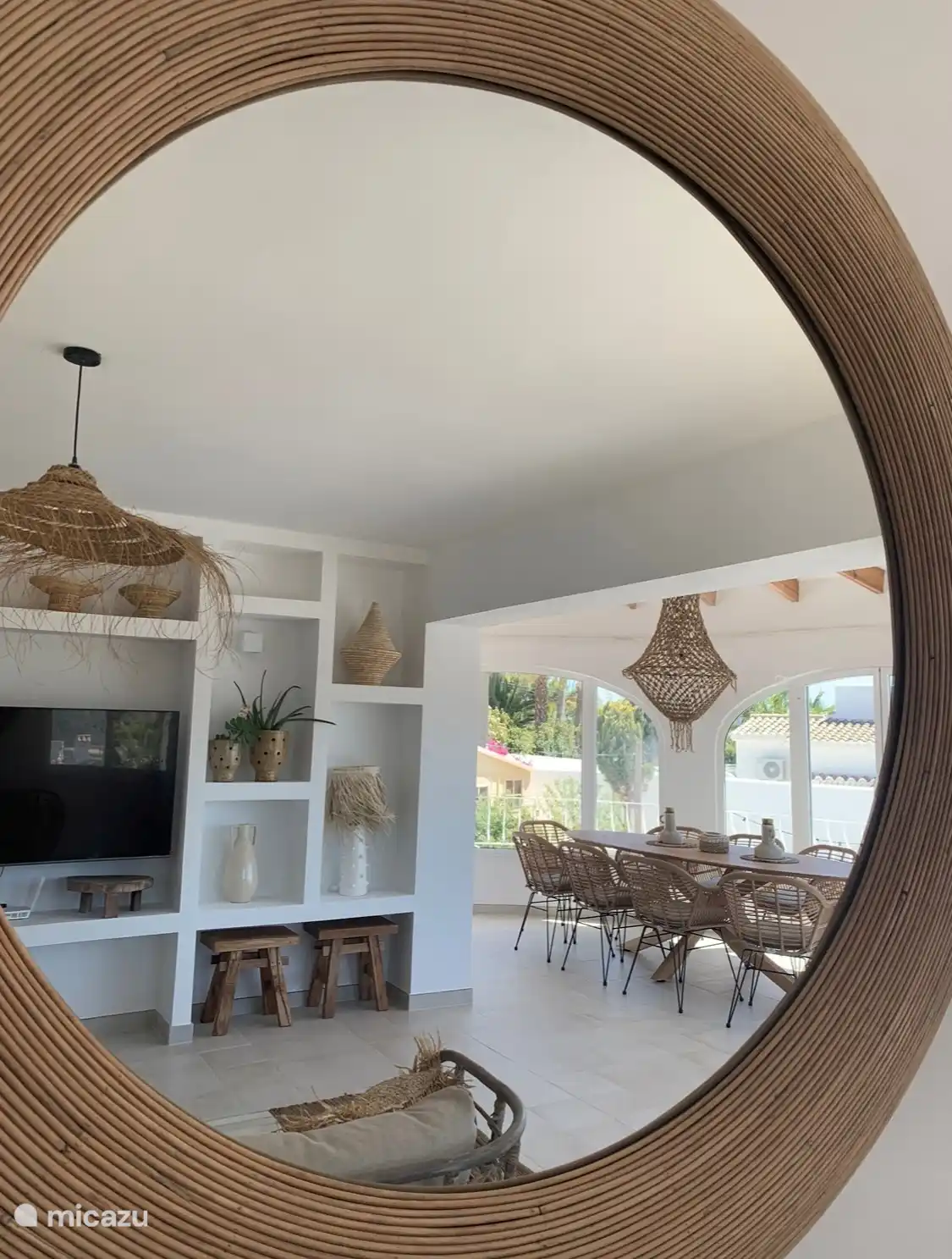 Villa Mero, spiegel in de living