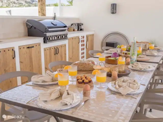 Villa Mero - Benissa Costa | Moraira | Espagne, Costa Blanca, Benissa - villa Pergola Villa Mero avec cuisine extérieure de style Ibicenco avec réfrigérateur, lave-vaisselle, barbecue, 10 personnes. coin repas avec de belles tables en mosaïque de zellige et une terrasse extérieure spacieuse, avec divers. coins salons, douche extérieure, toilettes séparées