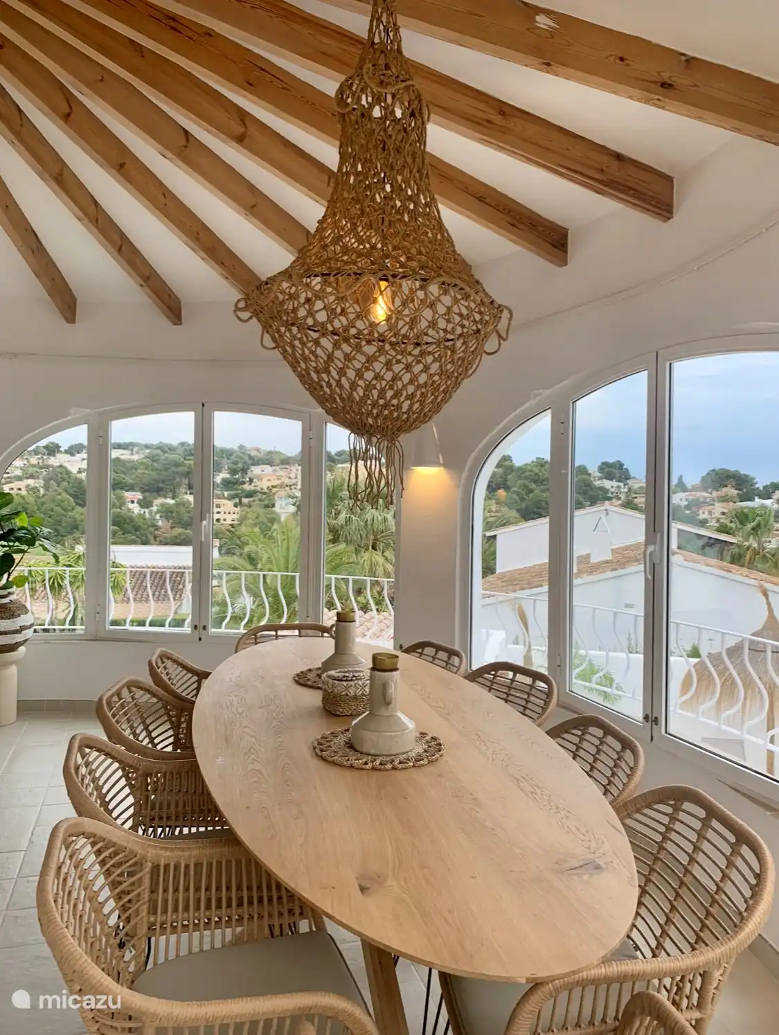 Naya boven met 10-pers. eethoek met uitzicht op de omgeving en de Middellandsezee