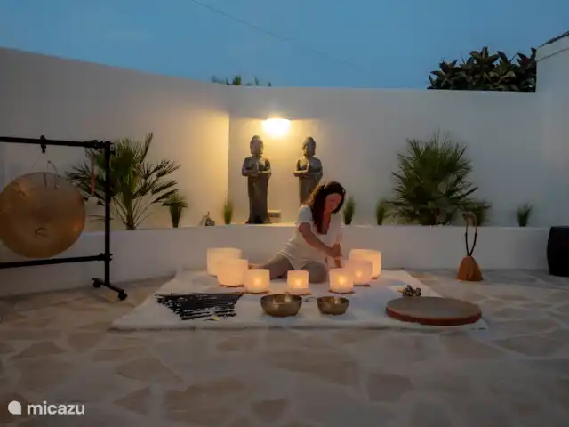 Villa Mero - Benissa Costa | Moraira | Espagne, Costa Blanca, Benissa - villa Installations de yoga/méditation/massage pour 10 personnes, adaptées aux retraites/ateliers/team building/équipes cyclistes.
Disponibles : tapis et blocs de yoga, coussins de méditation, masques pour les yeux, couvertures, bol chantant, gong, table de massage.
Sur la photo, une séance sereine de bols chantants par Denise Flow dans Soundbath