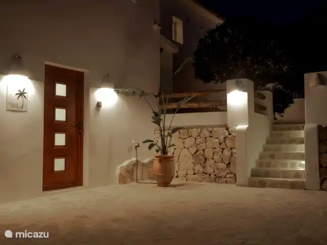 Villa Mero - Benissa Costa | Moraira | Espagne, Costa Blanca, Benissa - villa Entrée Villa Mero avec portail et parking clôturé pour 3 voitures.