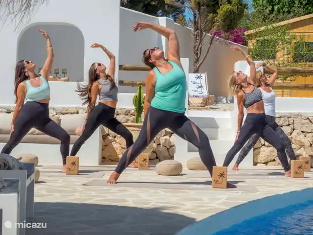 Villa Mero - Benissa Costa | Moraira | Espagne, Costa Blanca, Benissa - villa Installations de yoga/méditation/massage pour 10 pers., la Villa Mero est idéale pour les retraites, les ateliers, le team building ou les équipes cyclistes.
Voici Kate Moss et son équipe de yoga en action !