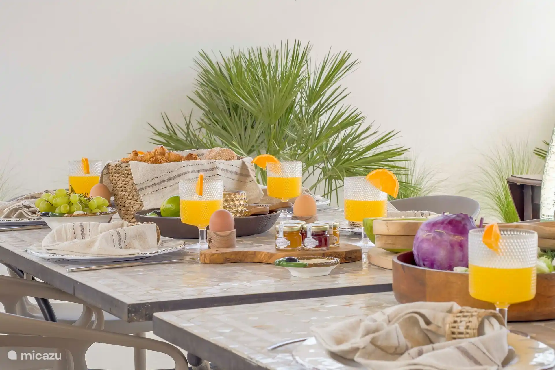 Gezellig ontbijten in de buitenkeuken.