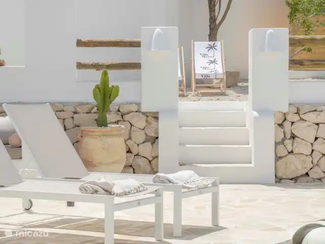 Villa Mero - Benissa Costa | Moraira | Espagne, Costa Blanca, Benissa - villa Terrasse Villa Mero avec 10 transats et 3 parasols en chaume, divers. coins salons, toilettes et douche extérieures