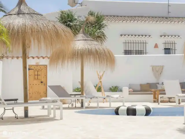 Villa Mero - Benissa Costa | Moraira | Espagne, Costa Blanca, Benissa - villa Piscine Villa Mero avec 10 chaises longues, 3 parasols en chaume, divers coins salons, toilettes et douche extérieure