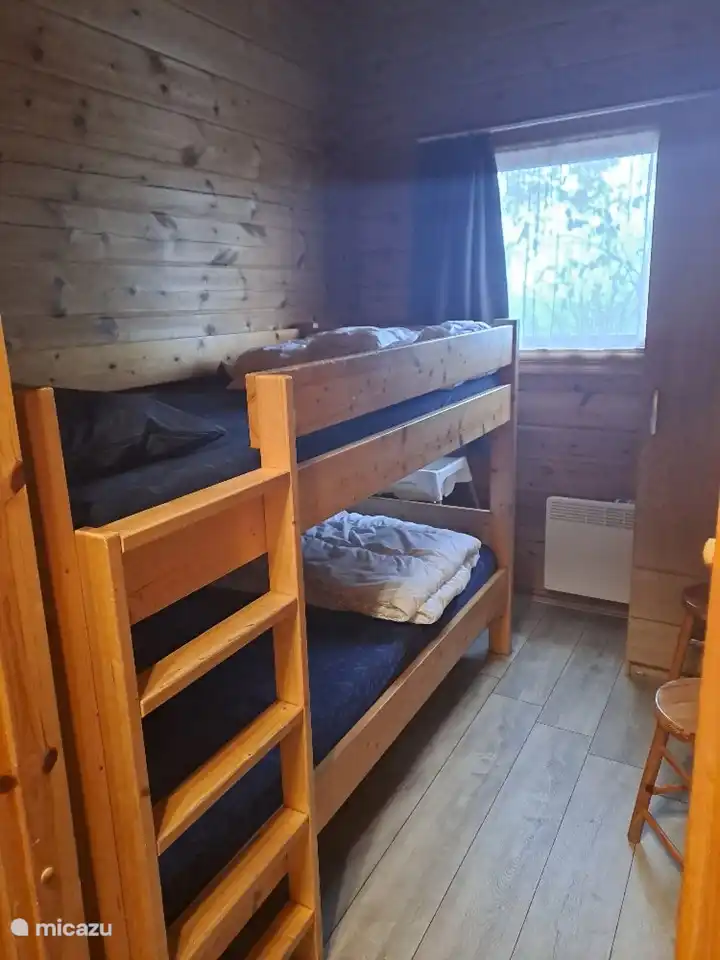 Schlafzimmer mit Etagenbad