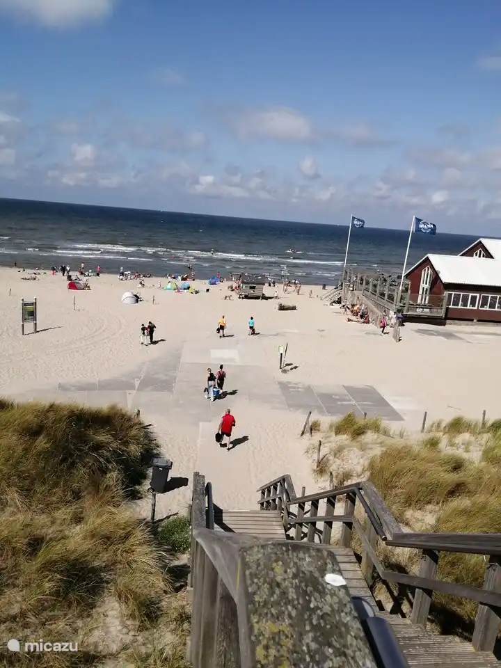 Strand mit Strandpavillon Zee@Zo 8 Gehminuten entfernt