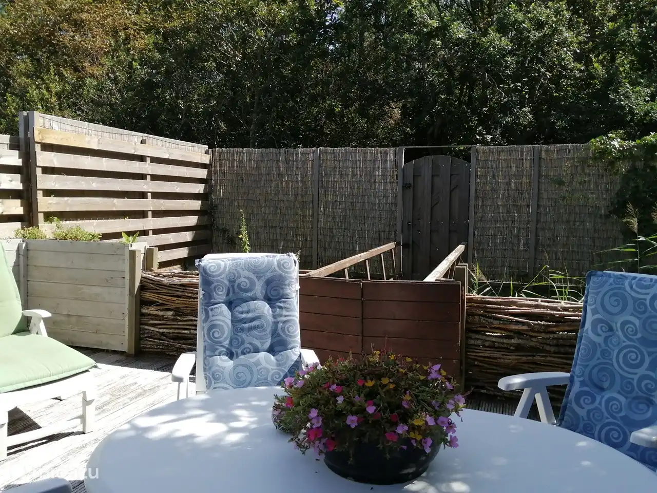 Terrasse mit Brücke und dann treten Sie direkt in den Wald.