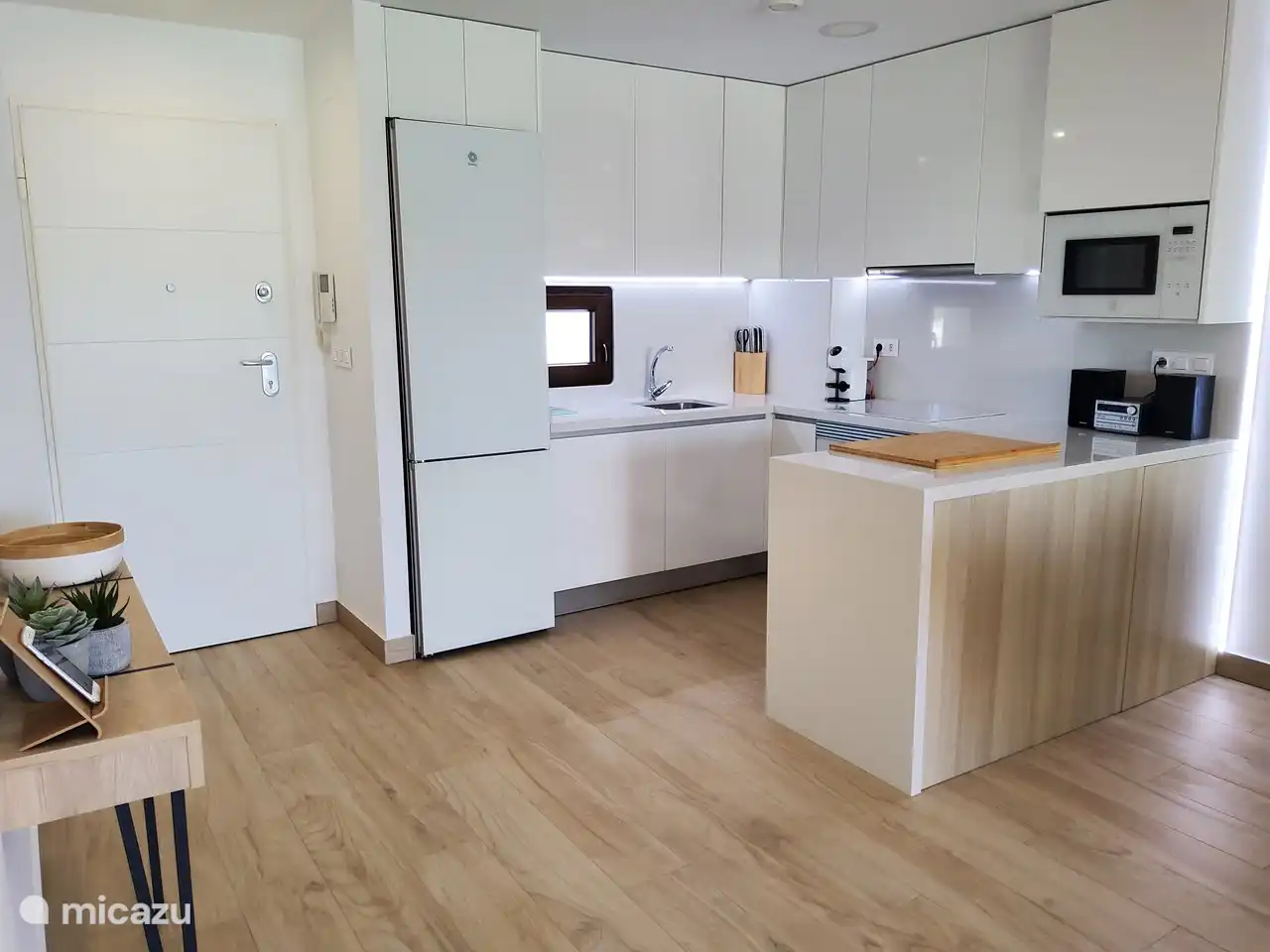 La cocina está totalmente equipada con electrodomésticos integrados y con el suficiente confort: hay un gran frigorífico, congelador, placa de inducción, horno, microondas y lavavajillas. Los electrodomésticos separados son tostadora, hervidor, cafetera espresso, teppanyaki y mucho más...)