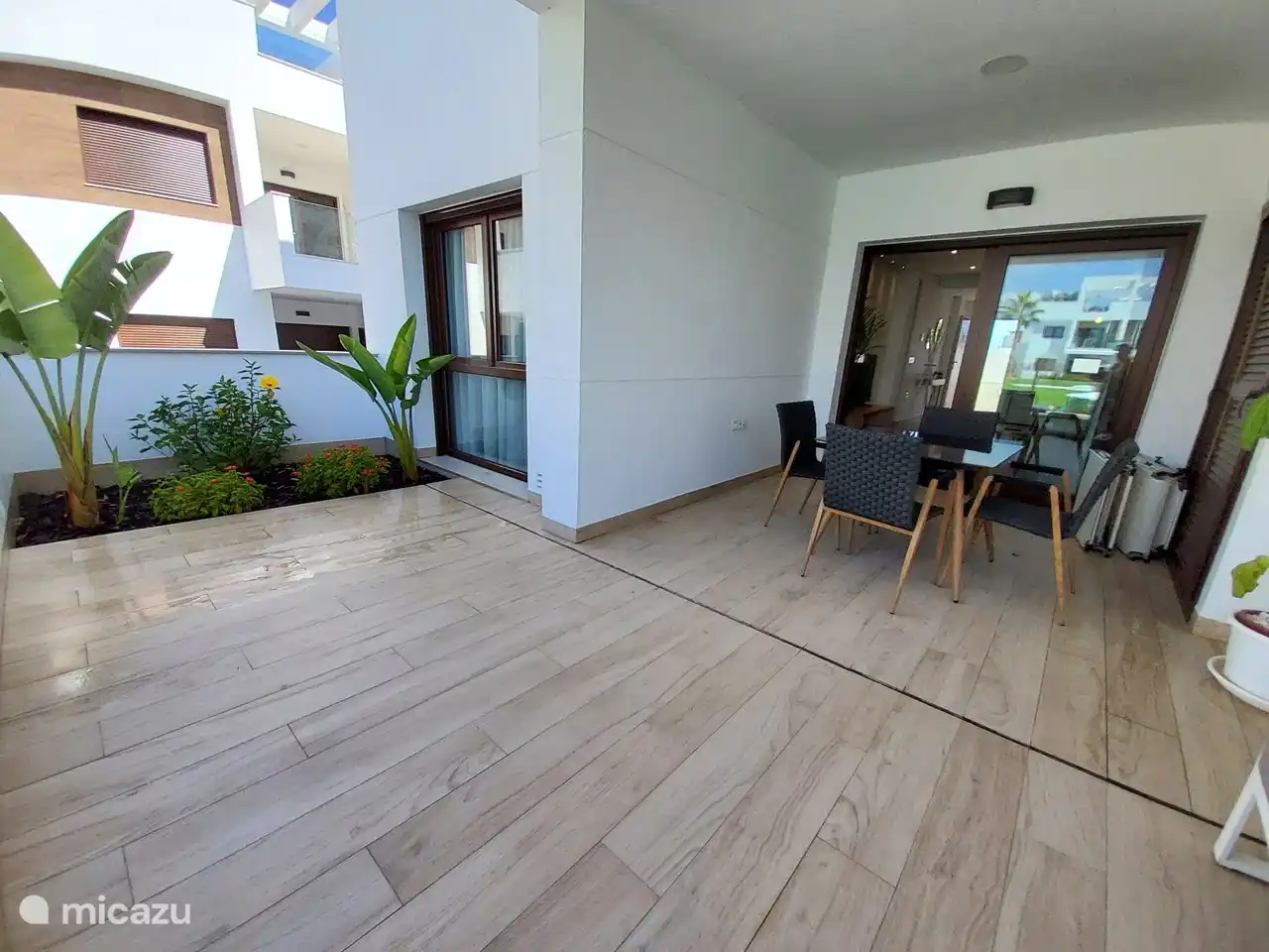 Hay dos grandes terrazas (con mesa y sillas).
Esta terraza (31m2) con vistas a la piscina y al jardín.
Esta terraza también está parcialmente cubierta.
y amueblado con un salón, un armario empotrado con lavadora, tendedero y tumbonas.