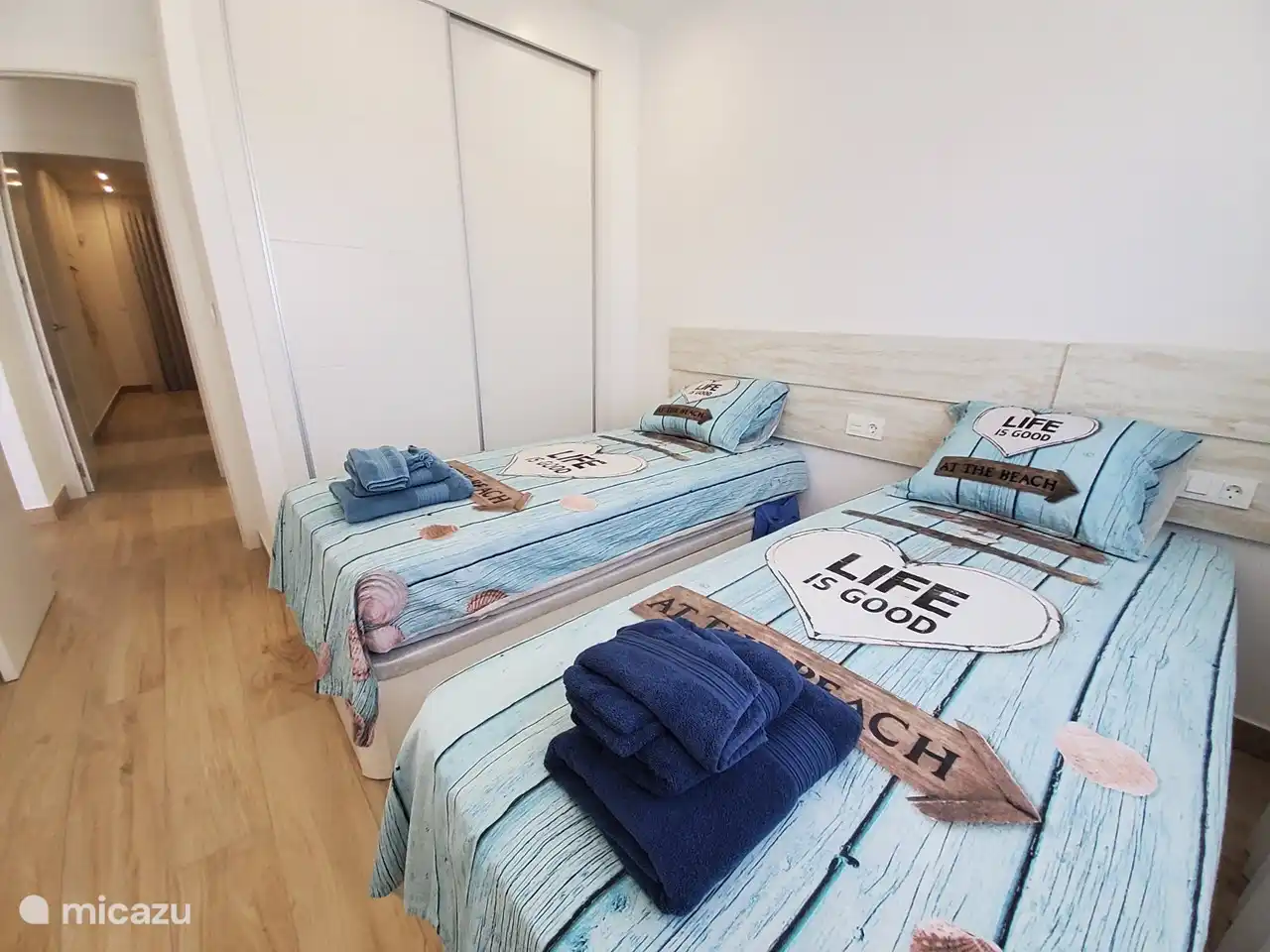 Las camas separadas del segundo dormitorio se pueden juntar si se desea, de modo que haya un segundo dormitorio con una cama doble.
Hay persianas eléctricas en todas partes.