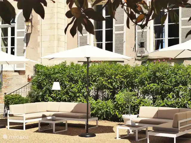 Le Petit Verger - Château la Mothaye | France, Loire, Brion - gîte / cottage Terrasse devant le château (pour les appartements château)