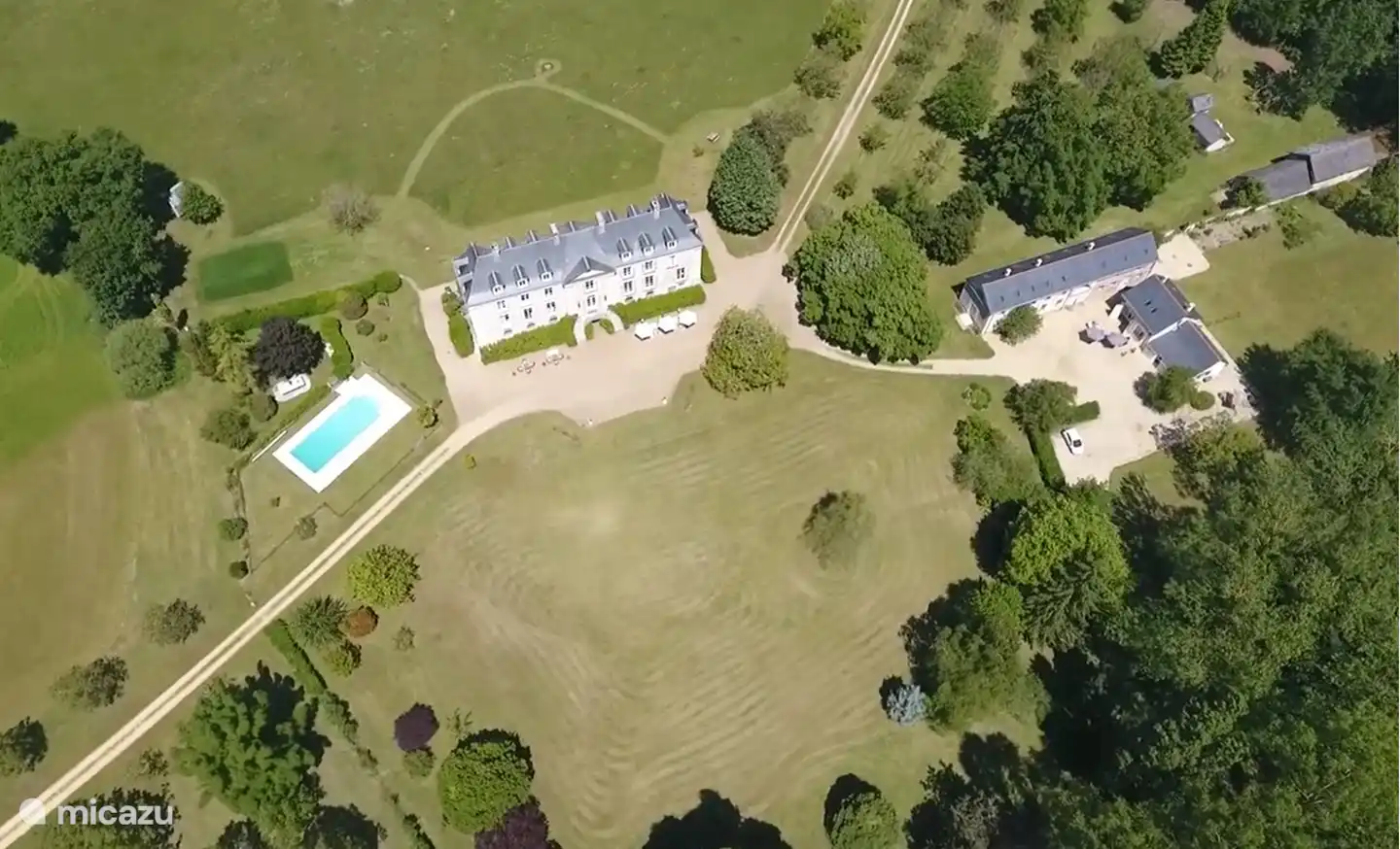 Overview of the chateau, the swimming pool and the gites