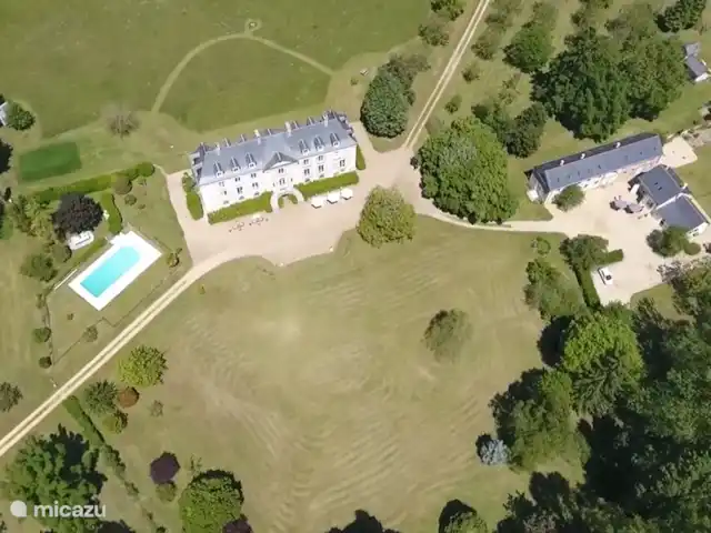 Le Petit Verger - Château la Mothaye | France, Loire, Brion - gîte / cottage Vue d'ensemble du château, de la piscine et des gîtes
