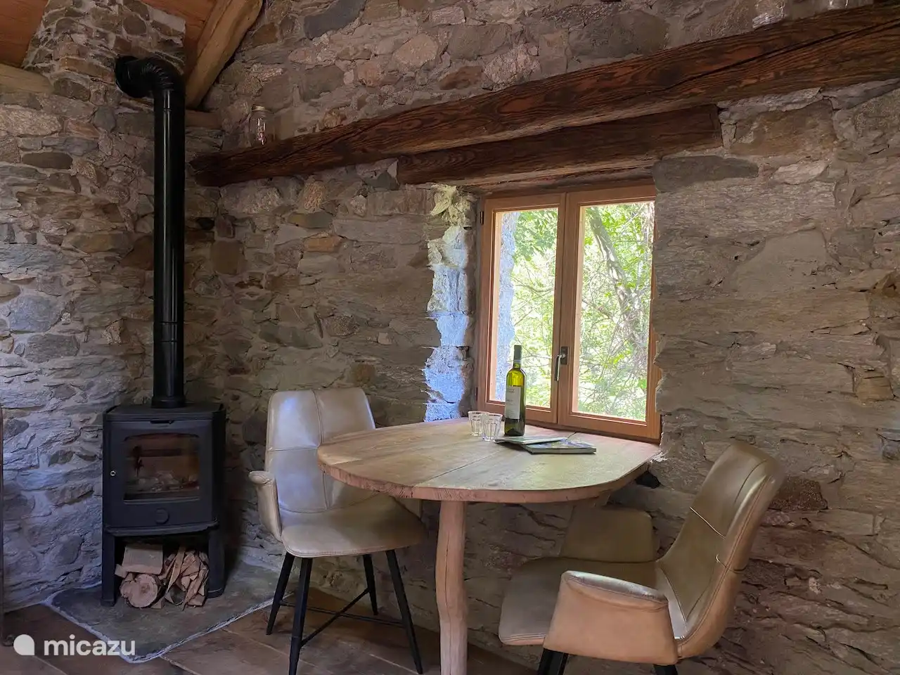 Cabaña de Montaña Valsesia Nel Bosco acogedora sala de estar con vistas al valle.