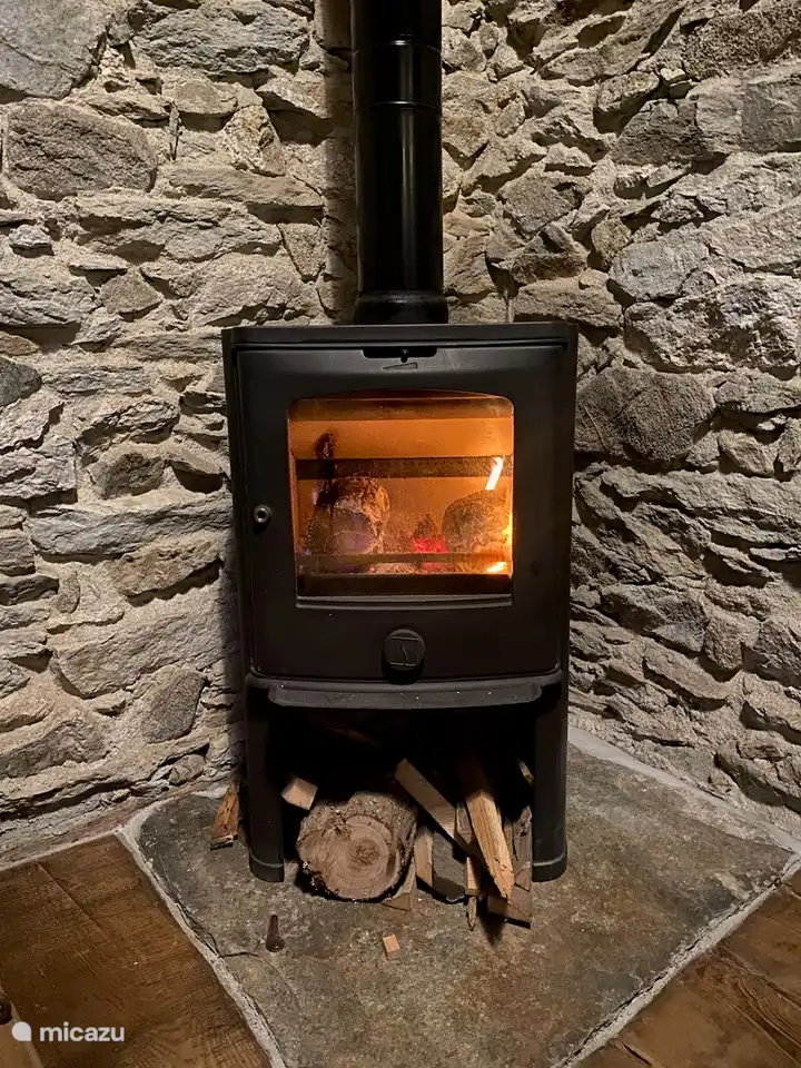 La atmosférica estufa de leña es perfecta para los días más fríos, donde podrás calentarte y disfrutar de momentos acogedores mientras disfrutas del hermoso paisaje.