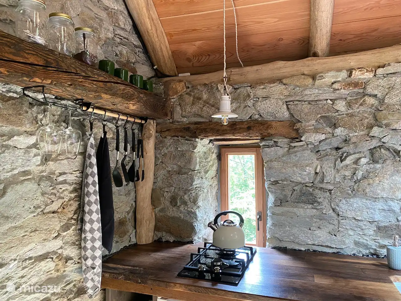 La cocina equipada con utensilios y nevera ofrece la opción de autoservicio, lo cual es ideal para aquellos que disfrutan de la autosuficiencia y quieren disfrutar de las comidas en medio de la belleza natural.