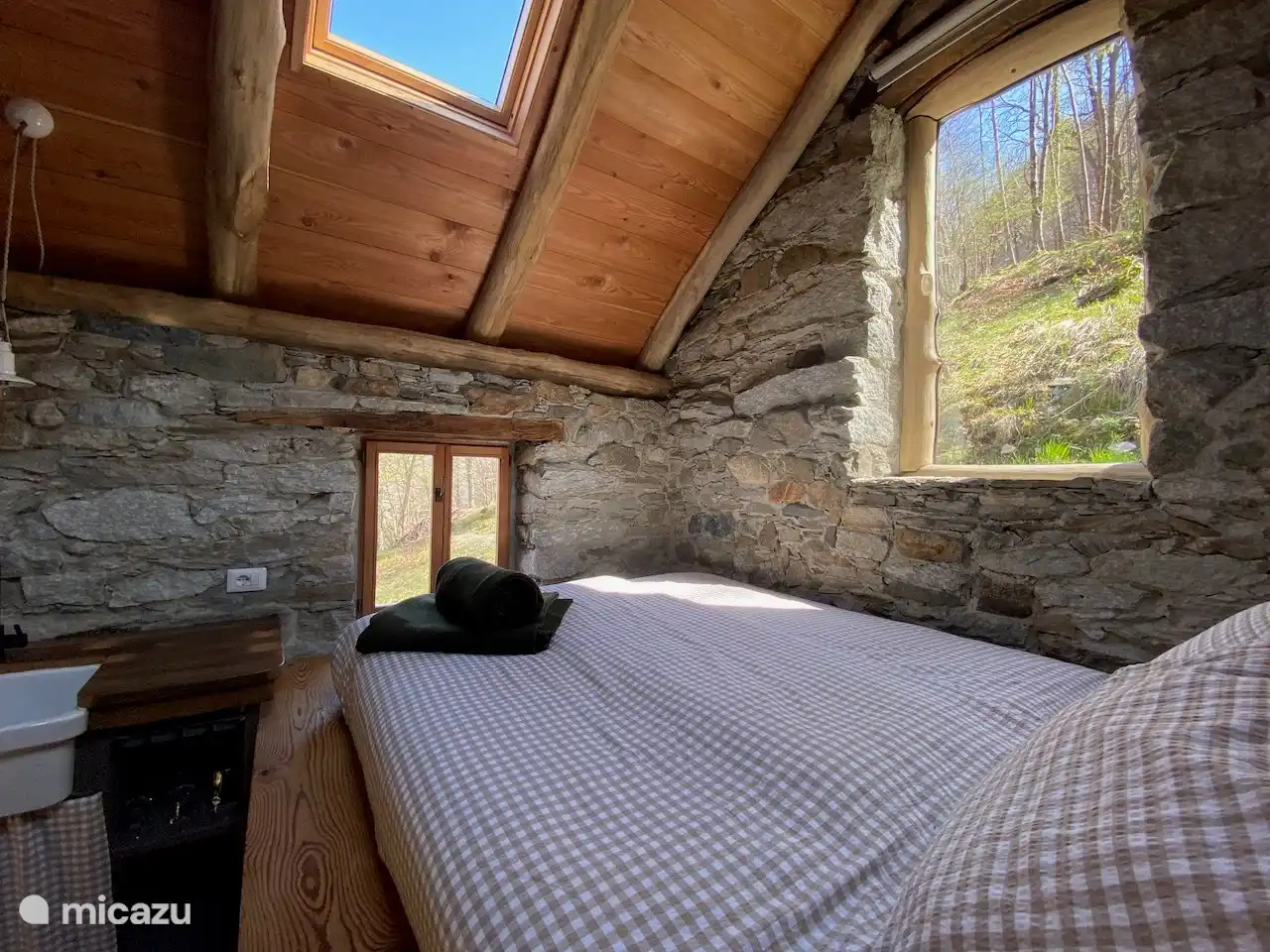 Una preciosa cama de 160x200 con vistas a las estrellas por la noche.