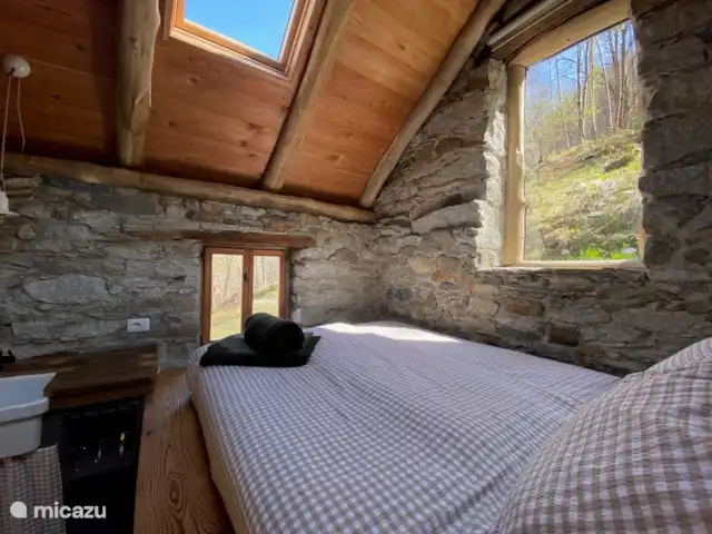 Cabane de Montagne Valsesia Nel Bosco | Italie, Piémont, Cravagliana - tiny house Un joli lit 160x200 avec vue sur les étoiles la nuit.