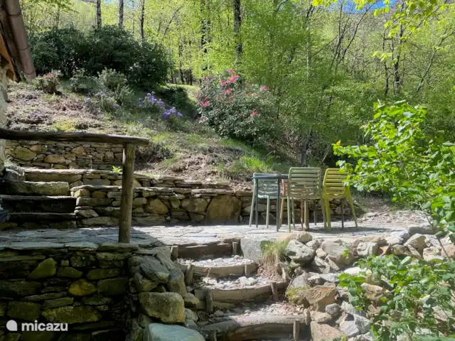 Cabane de Montagne Valsesia Nel Bosco | Italie, Piémont, Cravagliana - tiny house Une belle terrasse avec vue sur la vallée.