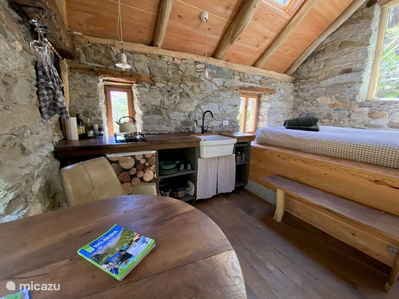 La combinación de una restauración completa y el uso de materiales antiguos contribuye a un ambiente confortable y rústico en la cabina. La acogedora sala de estar y la cama elevada, rodeada de ventanas, brindan una excelente manera de disfrutar de la vista de las estrellas.