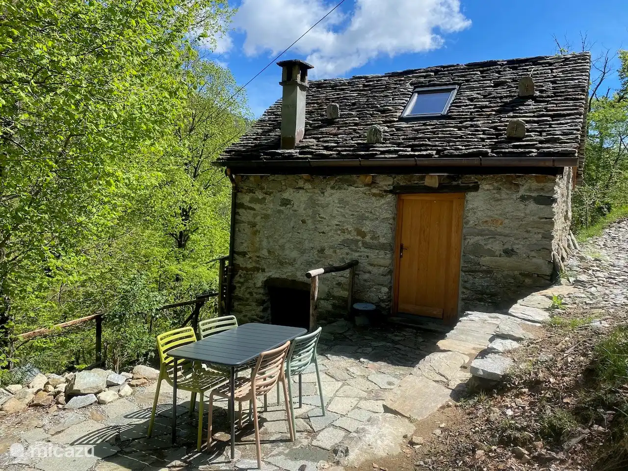 Entrada con terraza.
