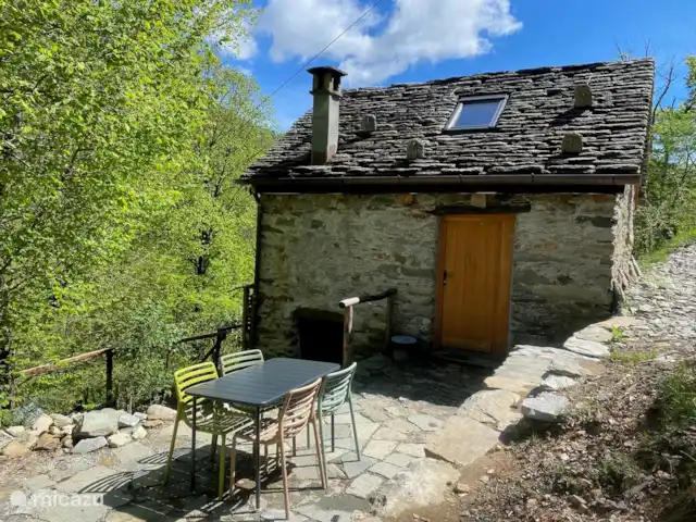 Cabane de Montagne Valsesia Nel Bosco | Italie, Piémont, Cravagliana - tiny house Entrée avec terrasse.