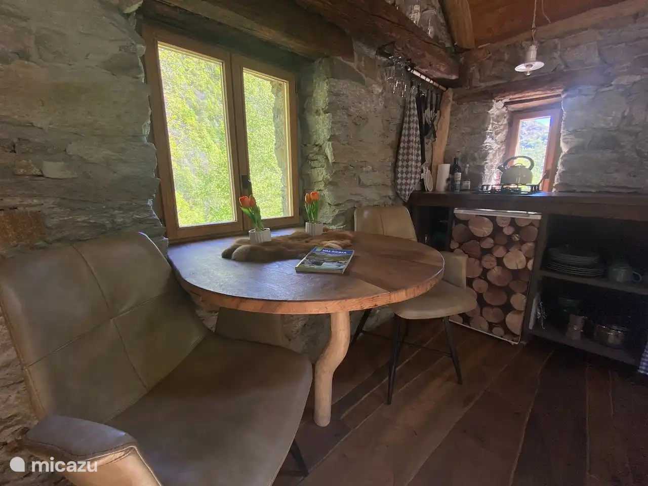 Disfrute del interior de la atmosférica cabaña Nel Bosco.