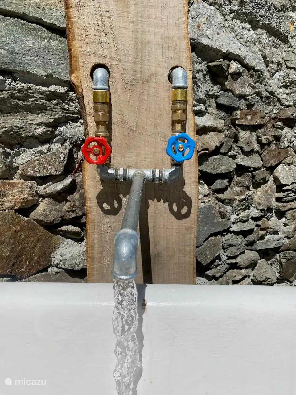 La bañera exterior está equipada con agua fría y caliente.
