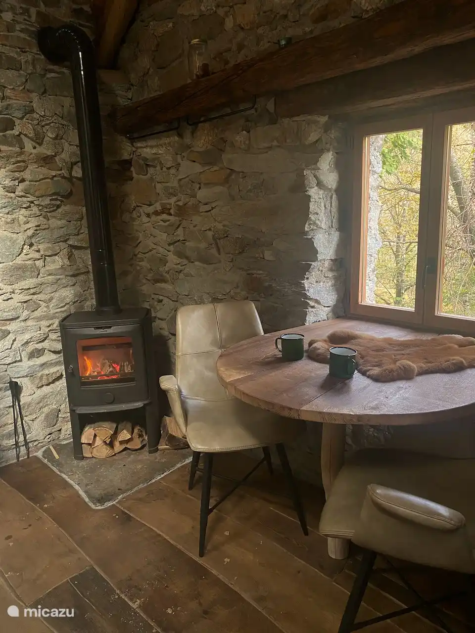 Sala de estar con estufa de leña, hay leña disponible para usted.