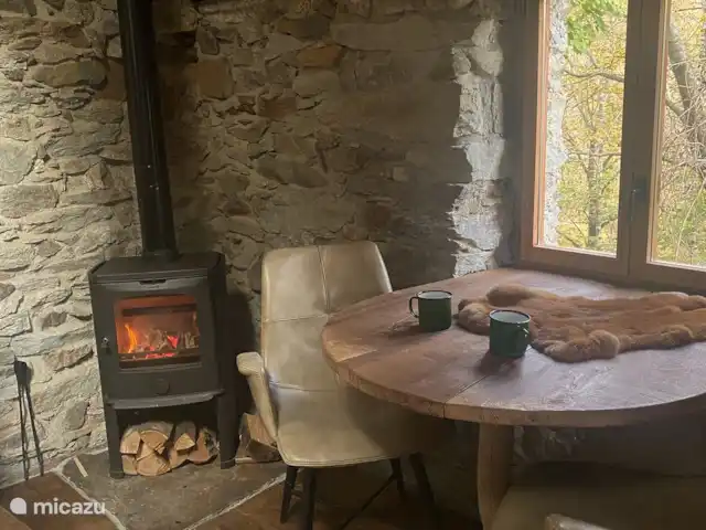Cabane de Montagne Valsesia Nel Bosco | Italie, Piémont, Cravagliana - tiny house Coin salon avec poêle à bois, il y a du bois de chauffage à votre disposition.