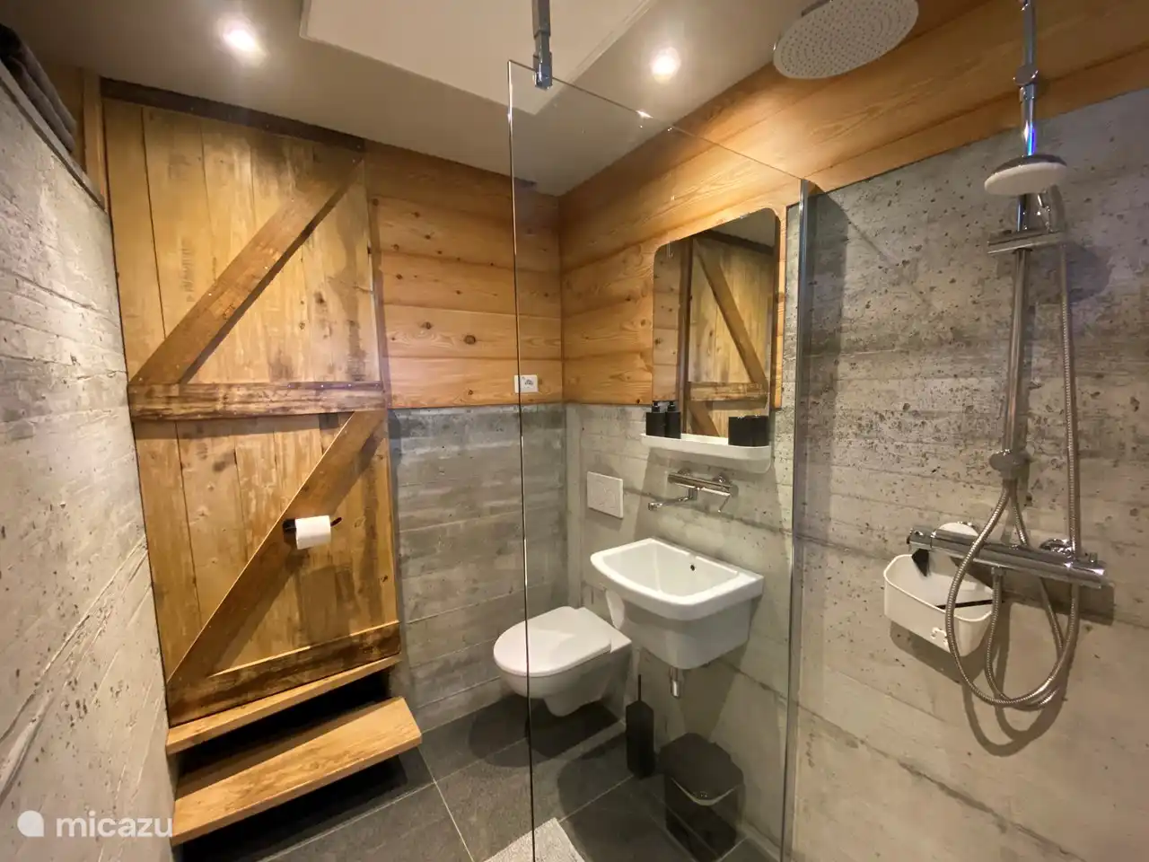 El baño industrial añade un toque moderno y único a la experiencia general de la cabina. La presencia de un inodoro, lavabo con espejo y ducha tipo lluvia garantiza comodidad y conveniencia.