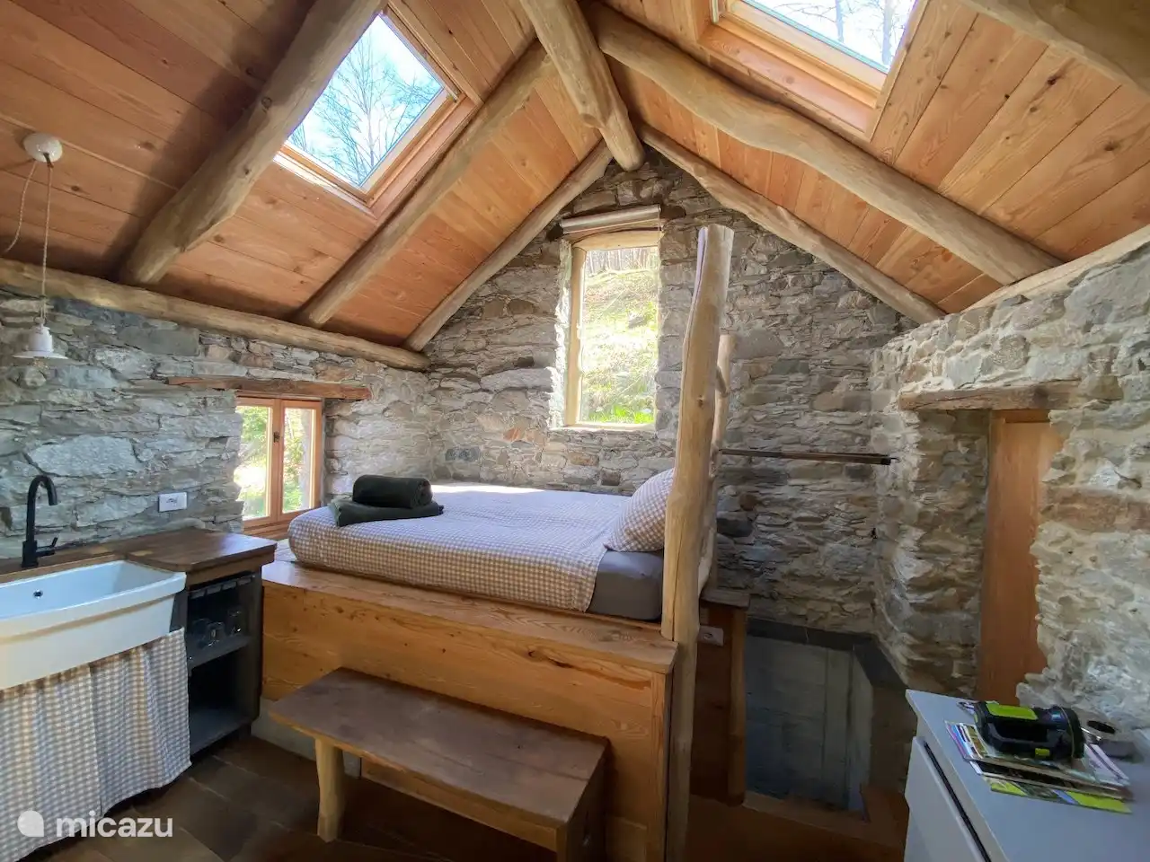 El interior de la cabaña Nel Bosco, debido a las numerosas ventanas, es maravillosamente luminoso.