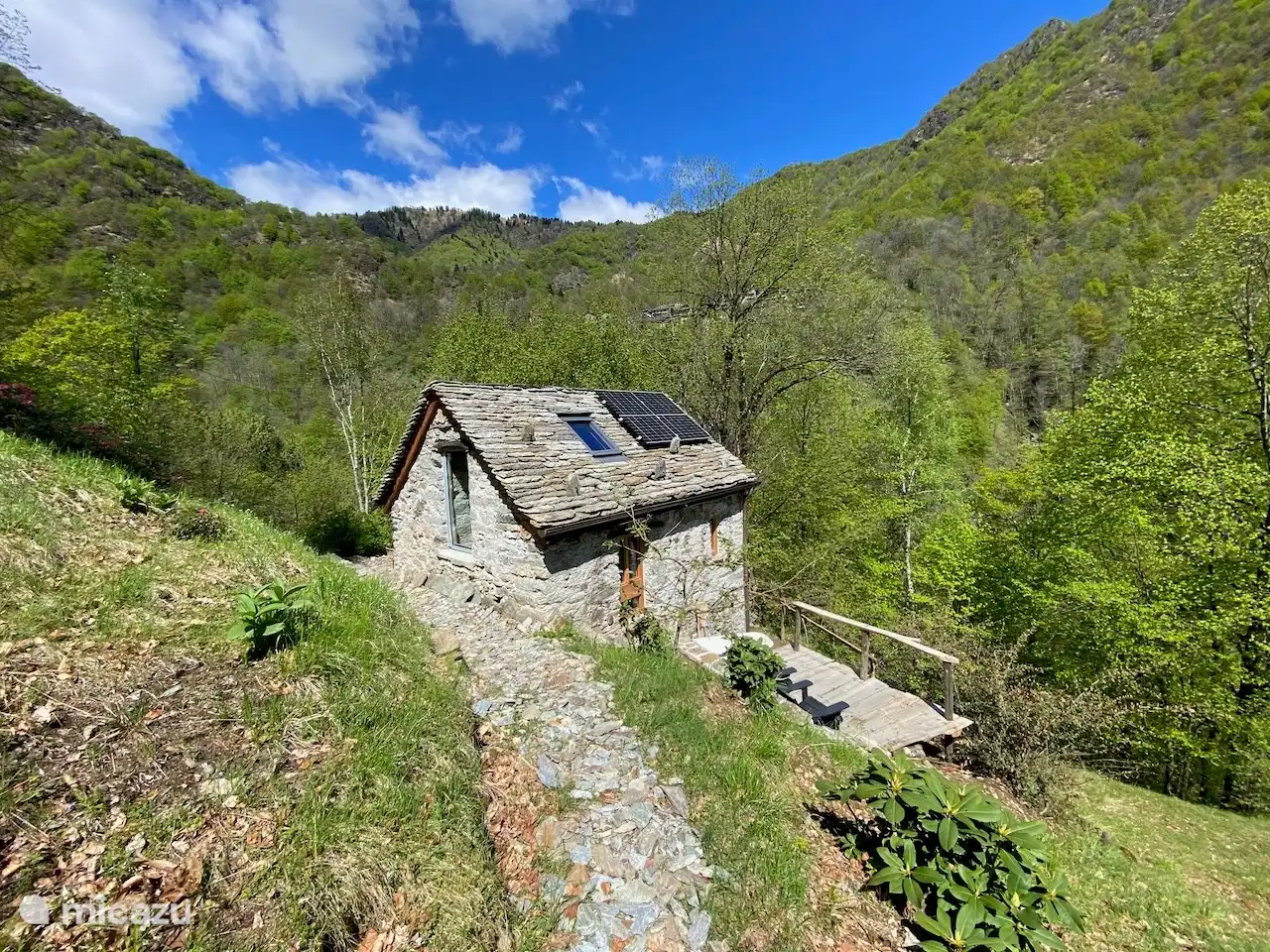 Los paneles solares se utilizan para generar electricidad, lo que encaja con el enfoque sostenible y respetuoso con el medio ambiente. Podrá disfrutar de las comodidades modernas respetando el medio ambiente.